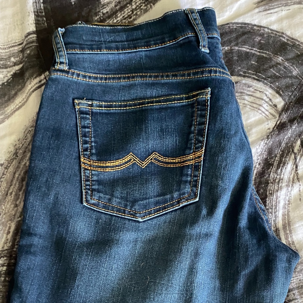 Lucky Brand Medium Wash Sweet n Straight in size 6/28